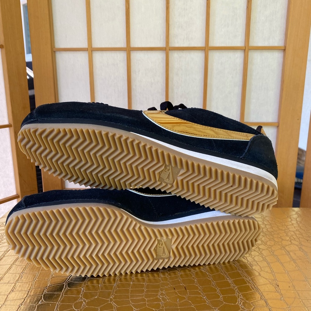 Nike Women's Sneakers in Black and Gold - Picture 5 of 10
